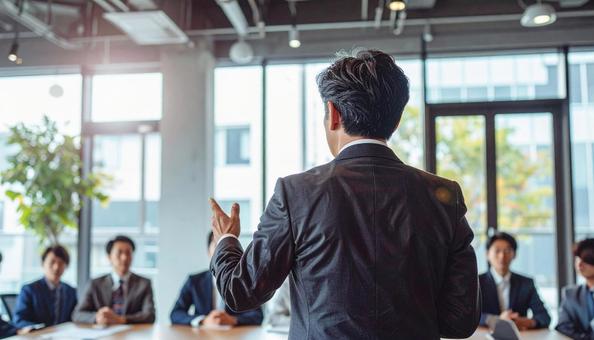 プレゼンテーションをするビジネスマン プレゼンテーションをするビジネスマンの写真