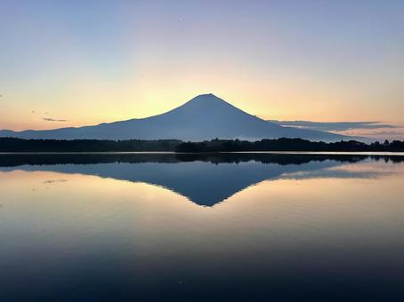 夜明けの富士山 夜明けの富士山の写真