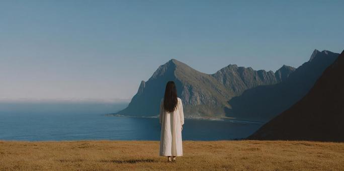 絶景を望む女性の後ろ姿 絶景を望む女性の後ろ姿の写真