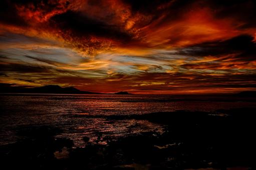 <五島>燃えるような夜明けの海岸の風景 <五島>燃えるような夜明けの海岸の風景の写真