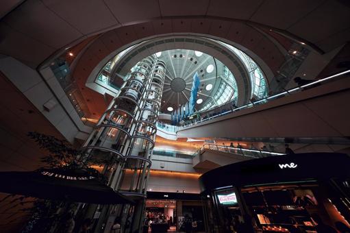 羽田空港第2ターミナル吹き抜け 羽田空港第2ターミナル吹き抜けの写真