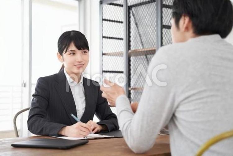 要望を傾聴をする日本人女性不動産営業職 部屋,傾聴,説明の写真素材