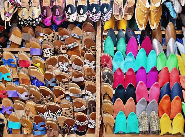 モロッコのエッサウィラの土産屋のサンダル モロッコ,エッサウィラ,レザーサンダルの写真素材