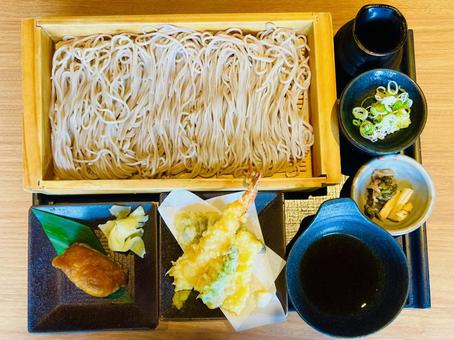 天盛り蕎麦の写真