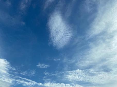 涼しい秋の朝の空 涼しい秋の朝の空の写真