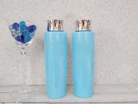 スカイブルーのコスメボトル 2本 コスメ,化粧品,ボトルの写真素材
