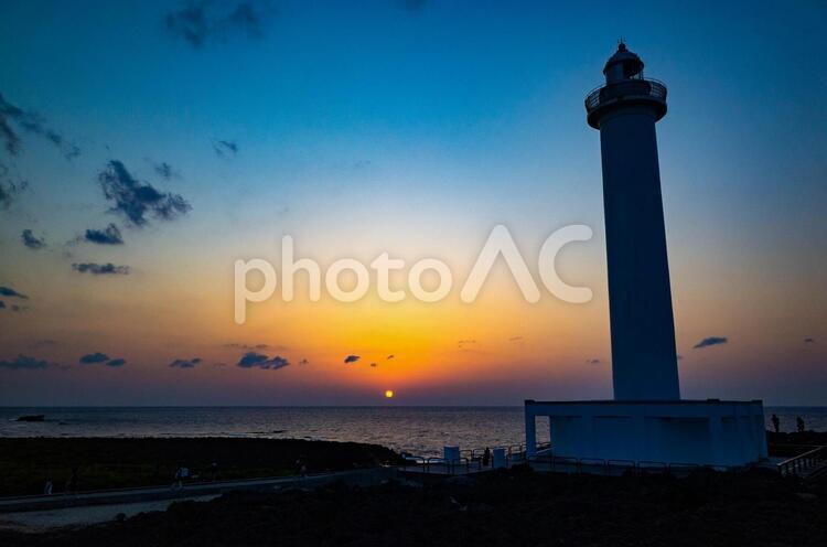 沖縄県読谷村にある残波岬灯台と夕陽 沖縄,観光名所,夕陽の写真素材