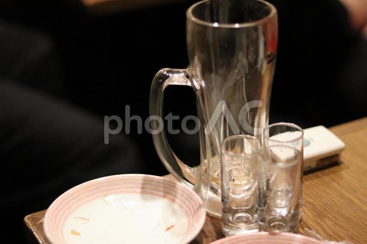 飲み会　食器　ごちゃごちゃ 飲み会,ジョッキ,ビールジョッキの写真素材