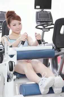 フィットネスイメージ フィットネスイメージ フィットネスマシーン,女性,スポーツジムの写真素材