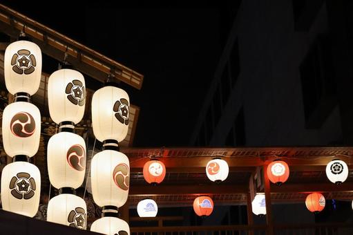 祭りの提灯に光のともる夜の風景 祭りの提灯に光のともる夜の風景の写真