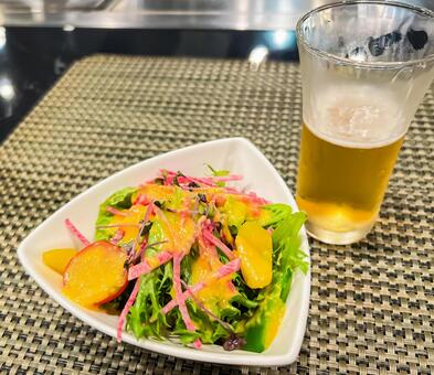 新鮮な生野菜サラダとビールのセット サラダ,ビール,生ビールの写真素材