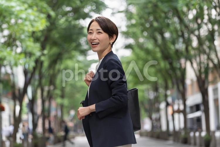 スーツを着たショートヘアーの女性 女性,スーツ,会社員の写真素材