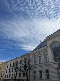 青空とヨーロッパの街並み 風景,青空,雲の写真素材