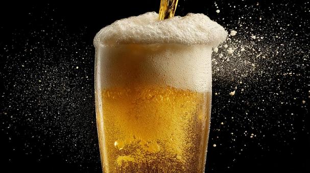 勢いよく注がれる爽快ビール 勢いよく注がれる爽快ビールの写真