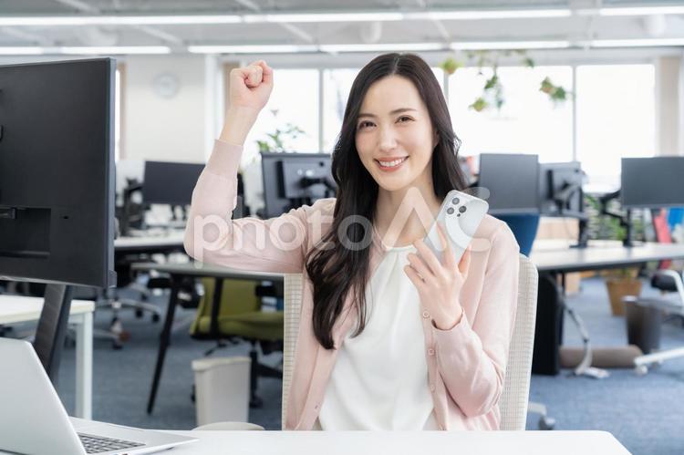 オフィスカジュアルの若い女性エンジニア ビジネス,オフィス,エンジニアの写真素材