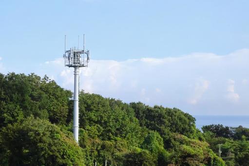 山間に立つ携帯電話基地局 基地局,無線局,携帯電話基地局の写真素材