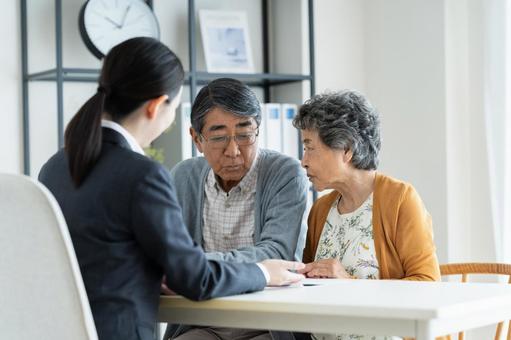 プランナーに悩みを相談するシニアの夫婦 悩む,シニア,相談の写真素材