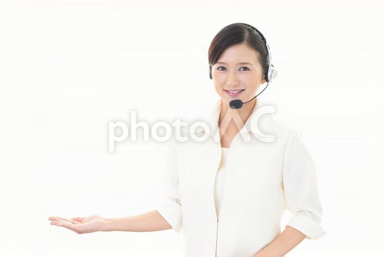 案内する笑顔の女性オペレーター 女性,ビジネス,笑顔の写真素材