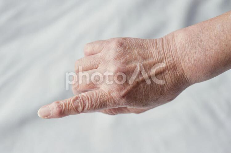 80代の手 おばあちゃん,手,指差しの写真素材