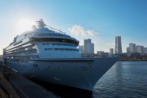 大型クルーズ客船の船首と横浜みなとみらい 大型船舶,クルーズ客船,飛鳥3の写真素材