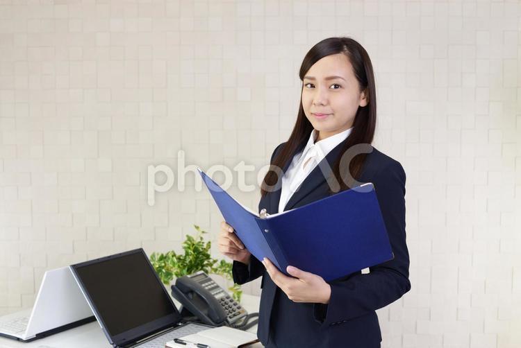 書類を確認するビジネスウーマン 女性,ビジネスウーマン,女の写真素材