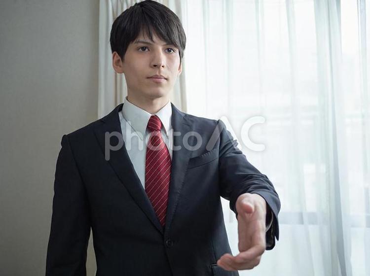 07：握手を求めるスーツの男性 男性,ビジネスマン,ビジネスの写真素材