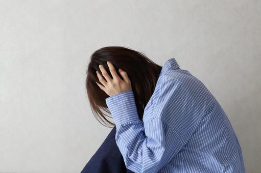 頭を抱える女性 悩みイメージ 頭を抱える女性 悩みイメージ 悩み,ひとりぼっち,精神疾患の写真素材