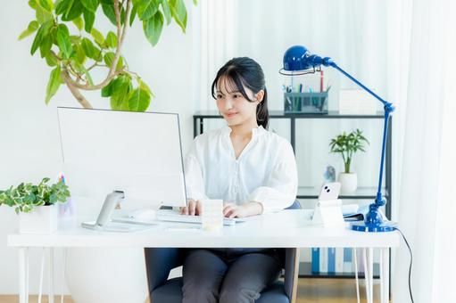 オフィスで働くビジネスウーマン ビジネスウーマン,オフィス,笑顔の写真素材