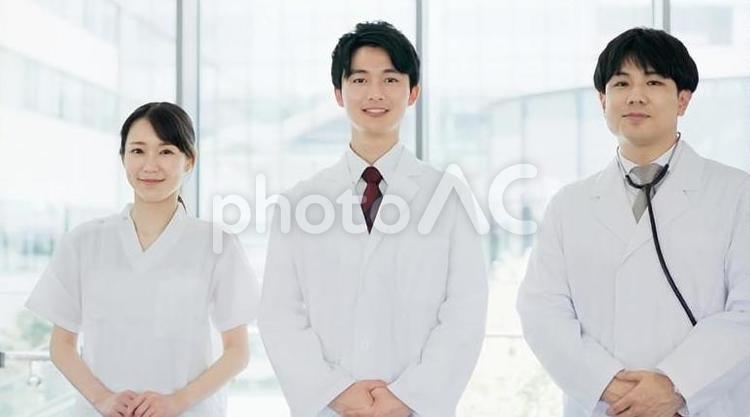 笑顔で立つ医師と看護師 医師,医者,看護師の写真素材