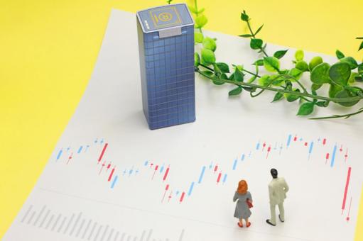 ろうそくチャートを見るビジネスマン 株価,株,チャートの写真素材