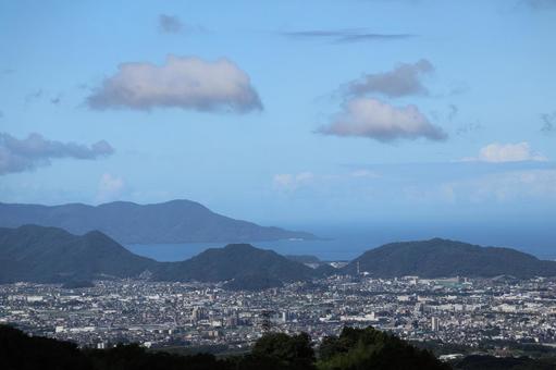 市街地の街並みと山と海と雲と青空の風景 市街地,街並み,山の写真素材