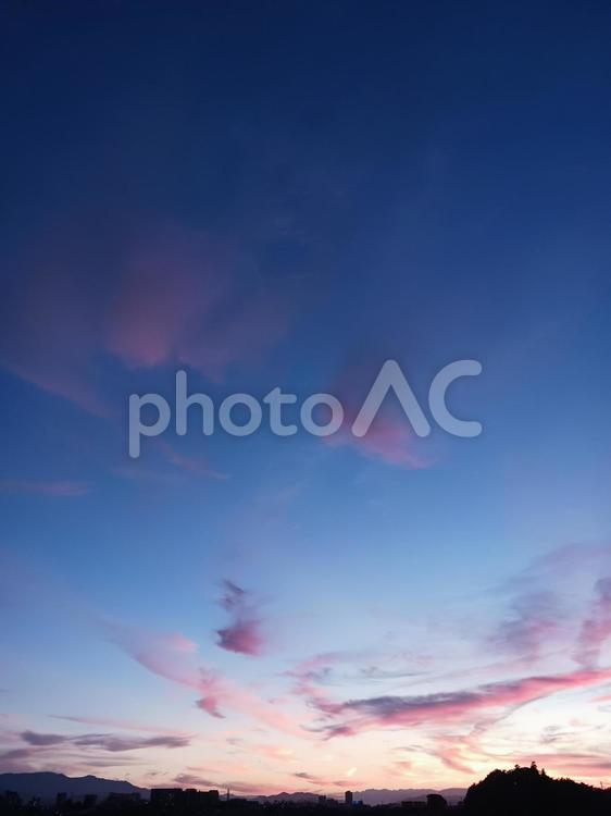 柔らかなピンク色の雲と夕焼けの空 夕焼け,空,雲の写真素材