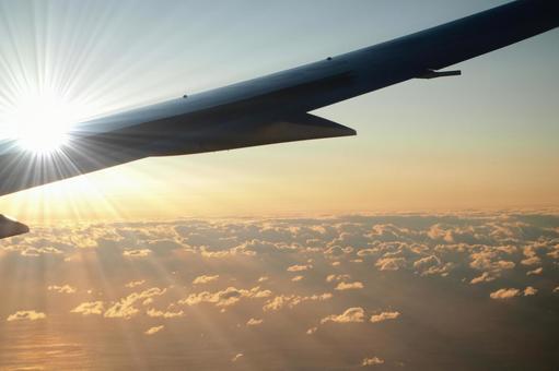 飛行機の窓から見た美しい朝日朝焼け画像 飛行機の窓から見た美しい朝日朝焼け画像 ご来光,飛行機,朝日の写真素材