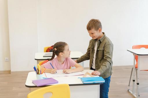 見つめる女の子と男の子 男の子,女の子,子どもの写真素材