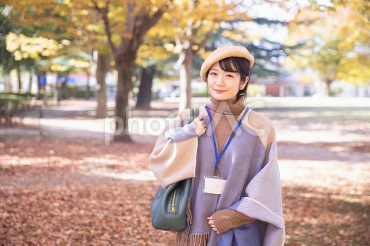 秋の公園にいるネームをつけた女性 女性,秋,公園の写真素材