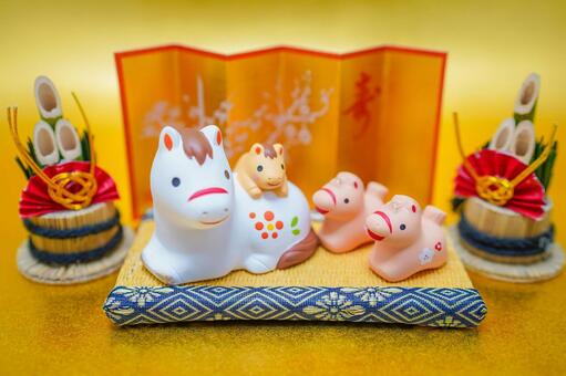 午年のお正月素材（年賀状素材） 午,馬,親子の写真素材