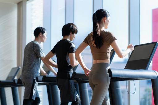 スポーツジムでトレーニングをする若い男女 スポーツジム,フィットネス,ランニングの写真素材