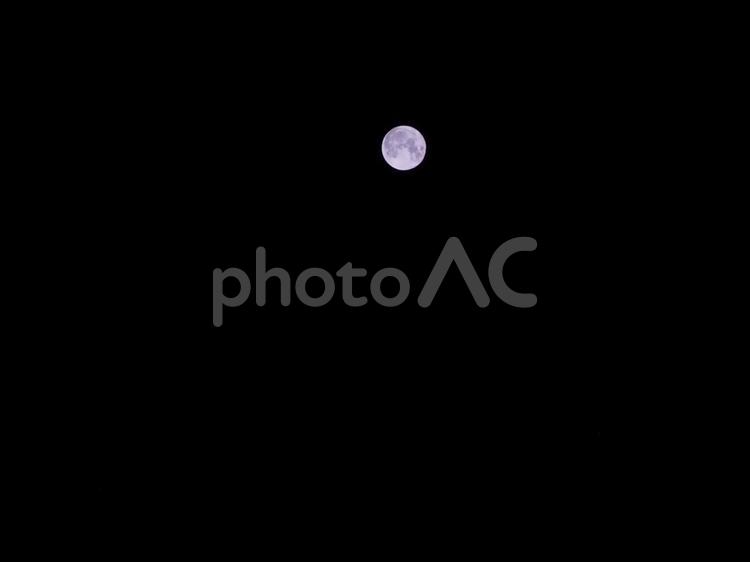 ニセコで撮った夜の満月 ニセコ,北海道,月の写真素材