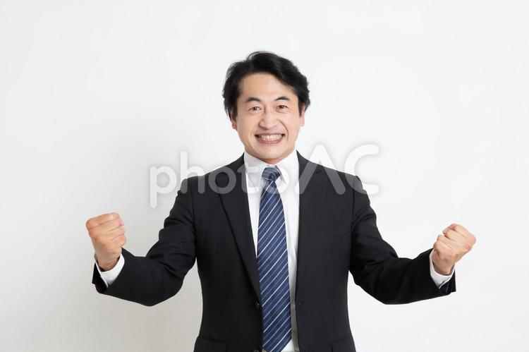 両手でガッツポーズをしている中年のサラリーマン男性 中年,上司,会社員の写真素材