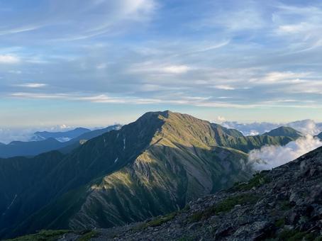 荒川中岳山頂より 夕暮れの赤石岳 荒川中岳山頂より 夕暮れの赤石岳 夕日,夕焼け,日没の写真素材