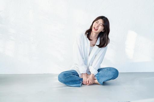 部屋でくつろぐ女性 女性,笑顔,リラックスの写真素材