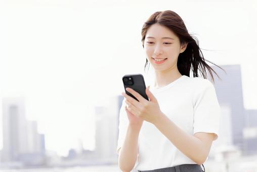 スマートフォンを使う女性 スマートフォンを使う女性 女性,スマートフォン,スマホの写真素材