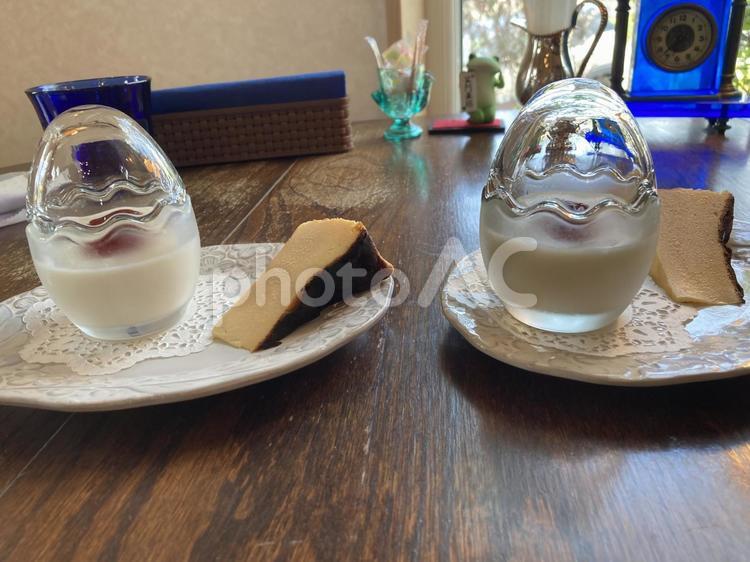 卵のプリンとバスクチーズケーキ ミルクプリン,苺ジャム,チーズケーキの写真素材