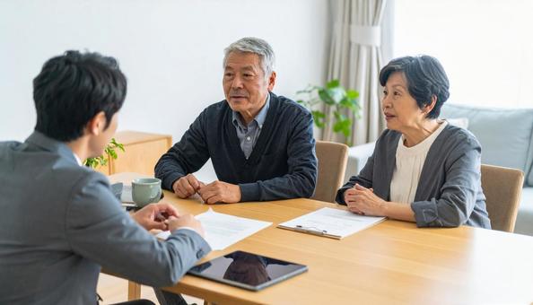 契約するシニア夫婦 契約するシニア夫婦の写真