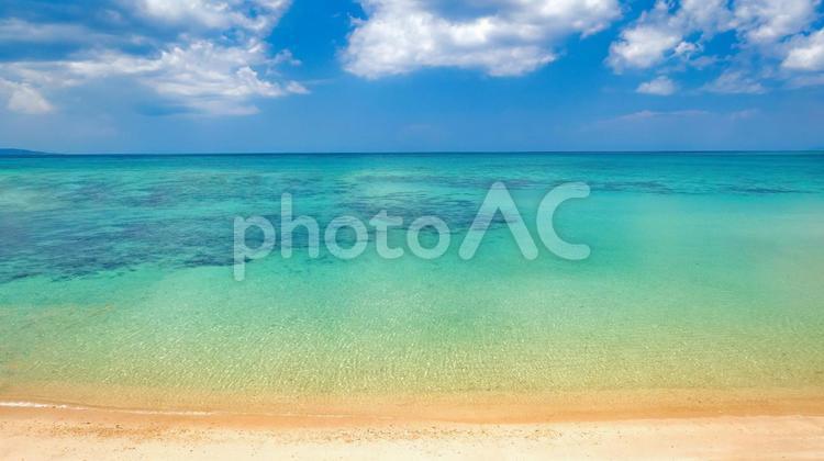 夏の癒やしの南国バケーションイメージ背景 夏,海,透明の写真素材