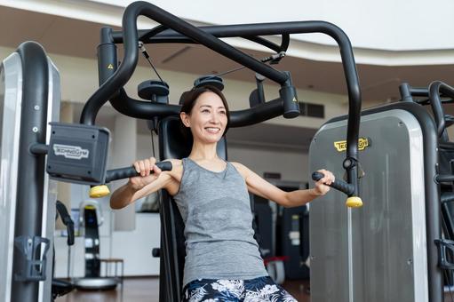 ジムでトレーニングするミドルの女性 ジム,フィットネス,トレーニングの写真素材