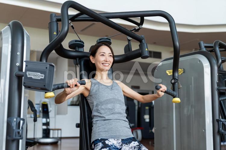 ジムでトレーニングするミドルの女性 ジム,フィットネス,トレーニングの写真素材