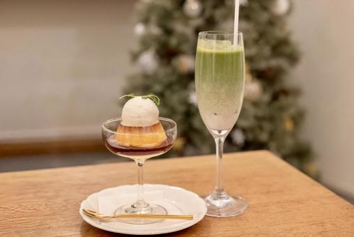 クリスマスツリーと楽しむ抹茶ラテ&プリン クリスマスツリーと楽しむ抹茶ラテ&プリン プリン,抹茶ラテ,アイスの写真素材