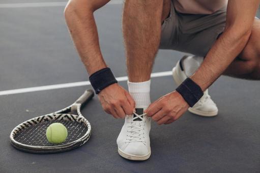 靴ひもを結ぶ男性の手 テニスシューズ,靴紐,結ぶの写真素材