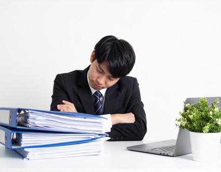 オフィスで困っているサラリーマン男性 オフィスで困っているサラリーマン男性の写真